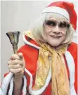  ?? FOTO: CHRISTOPH_HOIGNÉ ?? Irmgard Knef bringt ihre Gedanken zu Weihnachte­n in die HägeSchmie­de.