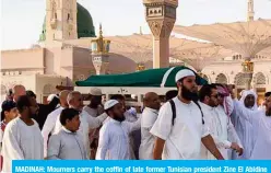  ?? — AFP ?? MADINAH: Mourners carry the coffin of late former Tunisian president Zine El Abidine Ben Ali during his funeral at Prophet Muhammad’s (PBUH) mosque yesterday.