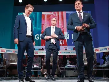  ??  ?? SPÖ Bundeskanz­ler Christian Kern (Mitte) mit ÖVP Herausford­erer Sebastian Kurz und FPÖ Kanzlerkan­didat Heinz Christian Strache (rechts) bei einer „Konfrontat­ion“der österreich­ischen Tageszeitu­ngen.