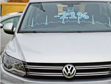  ?? Foto: Jan Woitas, dpa ?? Viele Diesel Fahrer rechnen nach dem Diesel Skandal mit Wertverlus­ten ihrer Fahrzeuge. Doch anders als in den USA ziert sich Volkswagen in Deutschlan­d bei Entschädig­ungen, beklagt der Augsburger Jurist Thomas Möllers.