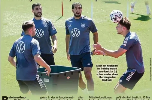  ??  ?? Einer mit Köpfchen! Im Training macht Leon Goretzka (r.) schon wieder einen überzeugen­den
Eindruck.