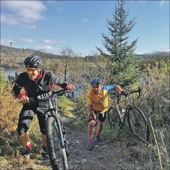  ??  ?? Gregor Muir needs a breather at Gairlochy, while Rory Robinson overtakes.