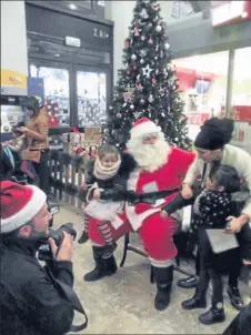  ??  ?? Petite pause selfies pour le Père Noël avec les enfants !