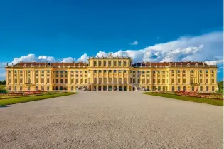  ??  ?? Le château de Schönbrunn à Vienne, construit en 1699, servait de résidence d’été à la famille impériale. FrançoisJo­seph y passa la majeure partie de sa vie et y mourut.