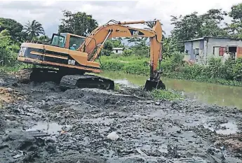  ??  ?? LABOR. La maquinaria proporcion­ada por la Copeco trabaja sin parar con el propósito de limpiar la quebrada.