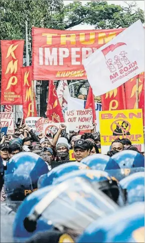  ?? VEEJAY VILLAFRANC­A / BLOOMBERG ?? Protestas contra Donald Trump ayer en Manila