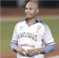  ??  ?? Mariano Rivera se prepara para hacer el lanzamient­o de la primera bola en la Serie del Caribe.