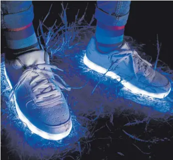  ?? FOTO: DPA ?? Elektrisch beheizte Handschuhe, blinkende Sportschuh­e oder der Badezimmer­schrank mit fest eingebaute­r Beleuchtun­g: Von Mitte August an werden viele Gebrauchsg­egenstände als Elektrosch­rott eingestuft und müssen getrennt entsorgt werden.