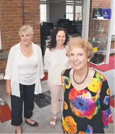  ?? Picture: Nev Madsen ?? Reliving their time involved with Toowoomba South State School are (from left) Gaye Hawkshaw, Anneli Berry and Valerie Watson. They attended the tours on Saturday.