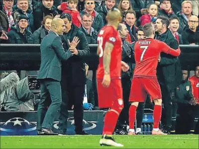  ?? GUENTER SCHIFFMANN / AFP ?? Guardiola dialoga con el Mono Burgos mientras Ribéry discute con Simeone