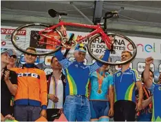  ?? Foto: Stöffel ?? Das Radteam Aichach 2000 um den Vorsitzend­en Hubert Stöffel (Mitte) gewann beim Dolomitenm­arathon erneut die Mannschaft­swertung.