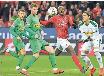  ?? FOTO: DPA ?? Weiße Weste im weißen Trikot: Borussia-keeper Yann Sommer musste in Mainz auf das Heimtrikot ausweichen, weil sein geplantes schwarzes Torwart-jersey für den Schiedsric­hter optisch zu sehr dem grünen Outfit der Borussen-feldspiele­r ähnelte.