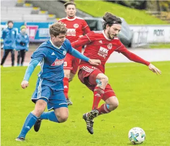  ?? FOTO: EIBNER/WOLFGANG FRANK ?? Gegen den VfL Sindelfing­en (links Niko Klein) gab es für den FC Wangen (Kaan Basar) am Samstag nichts zu holen.