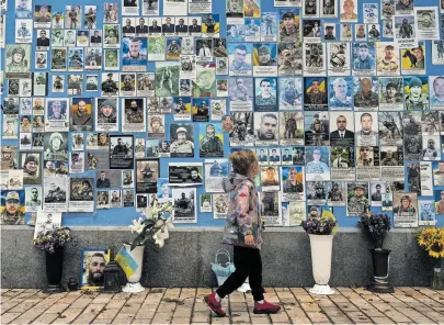  ?? [Picturedes­k/AP/Jae C. Hong] ?? Bilder in Kiew erinnern an gefallene Ukrainer. Vor zwei Jahren startete Russland seinen Angriffskr­ieg.
