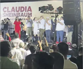  ?? ?? La candidata presidenci­al Claudia Sheinbaum saluda a sus simpatizan­tes, anoche en el Parque de la Paz