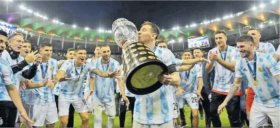  ?? Cortesía ?? El argentino Lionel Messi con el trofeo de la Copa América que ganó con su país en 2021 en el estadio Maracaná, de Río de Janeiro.