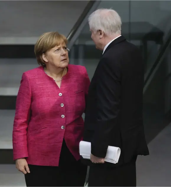  ??  ?? TVÅ VECKORS TIDSFRIST. Tysklands förbundska­nsler Angela Merkel och inrikesmin­ister Horst Seehofer gräver ner stridsyxan, åtminstone temporärt.