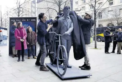  ?? MIGUEL ÁNGEL GRACIA ?? Los escultores descubren la escultura ante la mirada de Sara Fernández y la hermana de Mauricio Aznar, Inge.