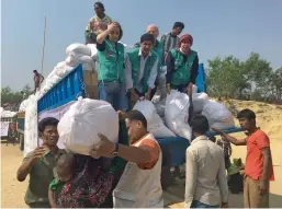  ?? Supplied photo ?? The Etihad Airways delegation unloads the truck with relief packs. —