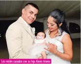  ??  ?? Los recién casados con su hija Alexis Ariana