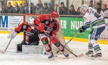  ?? FOTO: CHRISTIAN FLEMMING ?? Im ersten Halbfinals­piel schicken die Lindauer Islanders (rechts: Zdenek Cech) ihre Gegner aus Miesbach mit 5:1 nach Hause.