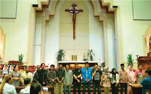  ?? DOKUMENTAS­I GEREJA ?? SAMPAIKAN DUKACITA: Para Gusdurian Sidoarjo berdoa untuk korban bom di Gereja Santa Maria Tak Bercela pada Selasa malam (15/5).