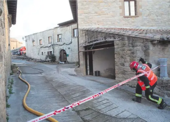  ??  ?? Efectivos de bomberos trabajaron toda la mañana en las labores de desescombr­o en la vivienda de Artaiz.