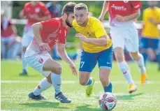  ?? FOTO: IMAGO/EIBNER ?? Timo Barwan (r.) ist einer von vielen Spielern des SSV Ehingen-Süd mit einer Vergangenh­eit bei den Spatzen.