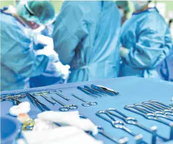  ?? FOTO: DPA ?? Blick in einen Operations­saal: Sozialmini­ster Manfred Lucha setzt darauf, dass Kliniken sich stärker spezialisi­eren um ihre medizinisc­he Qualität zu stärken.