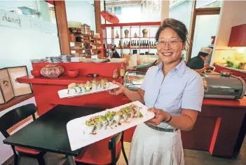  ?? RP-FOTO: BAUER ?? Zuyun Ina Choi serviert Süßkartoff­el-Tempura an Avocado-Frischkäse mit marinierte­n Möhren und Teriyaki.