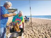  ?? Francine Orr Los Angeles Times ?? AN OUTDOOR Thanksgivi­ng, like this couple had in 2021, could be an effective way to avoid viruses.