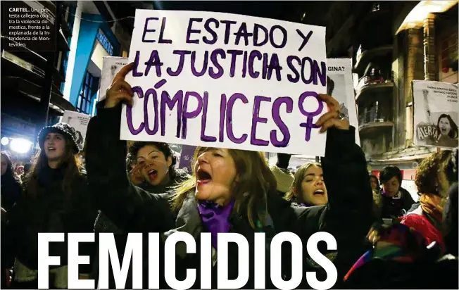  ?? ?? CARTEL. Una protesta callejera contra la violencia domestica, frente a la explanada de la Intendenci­a de Montevideo.