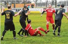  ?? Foto: Reinhold Radloff ?? Abgestürzt ist der FSV Wehringen (in Rot) in Klosterlec­hfeld. Er kassierte eine auch in dieser Höhe verdiente 0:5 Niederlage.