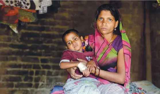  ??  ?? Hadeesu's six-year-old daughter Tuba died of measles on May 3 in Narainpur Kanhauli village in Jaunpur district of Uttar Pradesh SRIKANT CHAUDHARY / CSE