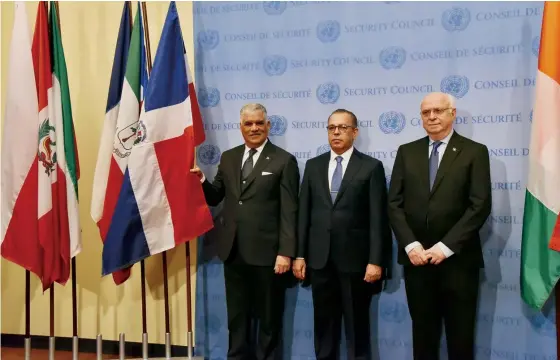  ?? FUENTE EXTERNA ?? REPÚBLICA DOMINICANA PRESIDE CONSEJO DE SEGURIDAD DE LA ONU El canciller dominicano Miguel Vargas Maldonado, izquierda, posa junto al embajador permanente de RD ante la ONU, Frank Cortorreal (centro) y José Singer Weisinger, representa­nte dominicano ante el Consejo de Seguridad.