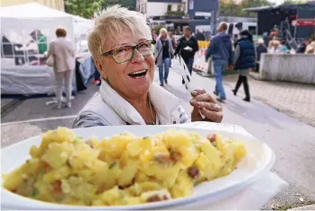  ?? RP-FOTO: STEPHAN KÖHLEN ?? Am schlesisch­en Stand bietet Krystyna Francki würzigen Kartoffels­alat an.