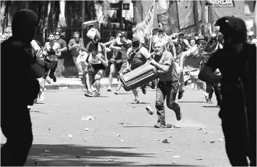  ??  ?? Protesters clash with policemen outside the Congress in Buenos Aires, Argentina. — Reuters photo