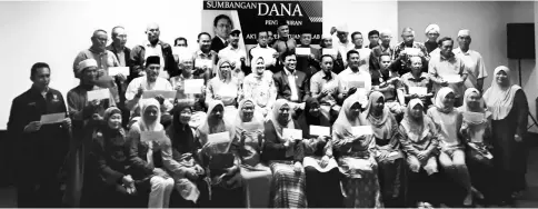  ??  ?? Dr Abdul Rahman (seated second row, fifth right) and his wife (sixth right) in a photocall with the recipients.