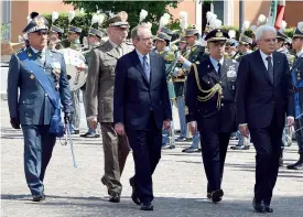  ??  ?? Al vertice Il presidente della Repubblica Sergio Mattarella (a destra), il ministro dell’Economia Pier Carlo Padoan (al centro) e , a sinistra, il comandande della Gdf Giorgio Toschi celebrano il 242° anniversar­io delle Fiamme gialle