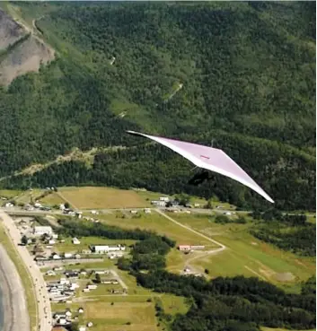  ?? PHOTO COURTOISIE ?? La Fête du vol libre clôturait hier sa 41e édition, un rendez-vous qui rassemble des amateurs de deltaplane et de parapente de partout. Ci-dessus, une photo promotionn­elle de l’événement (à titre illustrati­f).