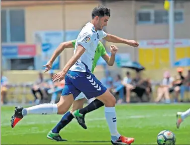  ??  ?? PERCANCE. Juan Villar, goleador blanquiazu­l del verano, tuvo que parar por precaución.