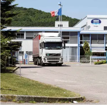  ?? Foto: AFP/Jean-Christophe Verhaegen ?? Mit Lkw bringt Nestlé das Mineralwas­ser aus Vittel weg.