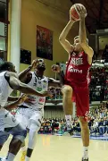  ??  ?? Il grande ex Ojars Silins in azione con la nuova maglia dell’Alma Trieste, dopo l’avventura a Trento (Lapresse)