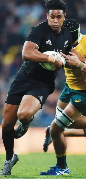  ?? PICTURE: Getty Images ?? Exploiting the gaps: Julian Savea on his way to another try