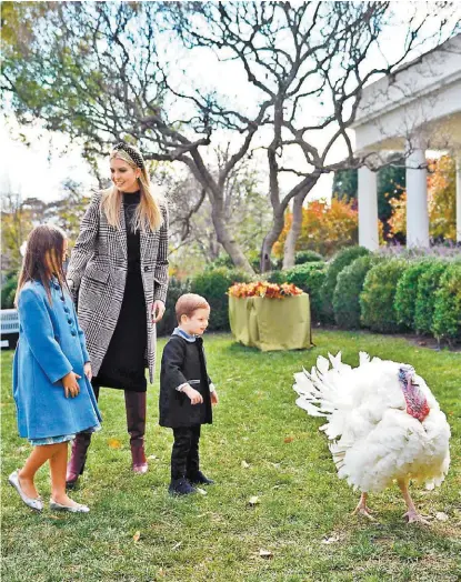  ?? AFP ?? La hija y nietos de Donald Trump estuvieron ayer en el “indulto” a los pavos de la Casa Blanca.