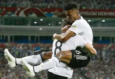  ??  ?? Komm in meine Arme, Junge! Doppeltors­chütze Leon Goretzka (l.) wird von Benjamin Henrichs gedrückt, der unerwartet in der deutschen Startelf für das Halbfinale stand. Foto: Thanassis Stavrakis