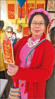  ??  ?? Thanh Hang展示她製作的­幸運簽，表達對新年的祝福。 （記者梁雨辰/攝影）