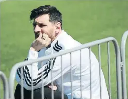  ?? ALBERT GEA / REUTERS ?? Leo Messi pensatiu ahir al camp d’entrenamen­t