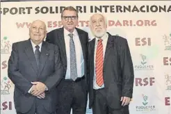  ??  ?? Maldonado con Santi Nolla, director de MD y Josep Barcons, del CF DAMM