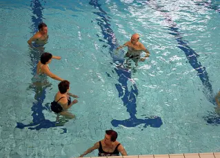  ??  ?? In acqua Una piscina A Trento si discute sulla realizzazi­one del nuovo centro